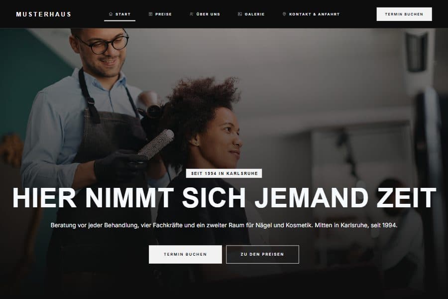 Demoseite eines Friseursalons, gebaut mit STRYKE Base: ein Friseur föhnt eine Kundin im Salon.
