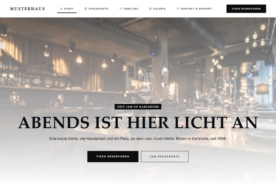 Demoseite eines Restaurants, gebaut mit STRYKE Base: abendlicher Gastraum mit gedeckten Tischen im Kopfbereich.