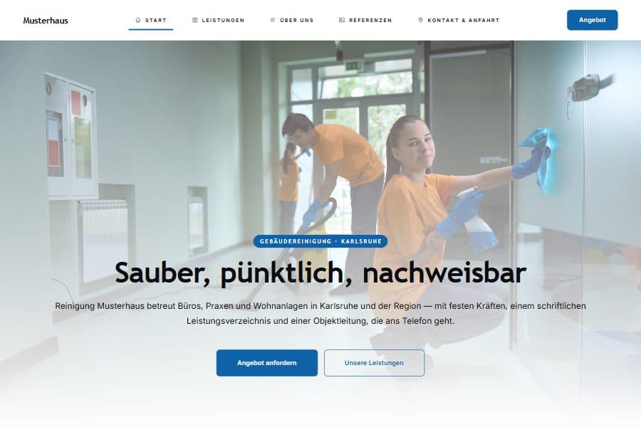 Startseite der Gebäudereinigungs-Demo in Blau: zwei Reinigungskräfte in orangen Shirts in einem hellen Flur, Schlagzeile „Sauber, pünktlich, nachweisbar" und der Knopf Angebot anfordern.